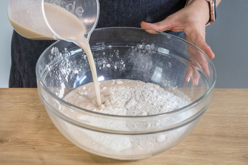 Hefemischung zum Mehl und Salz in die Schüssel gießen