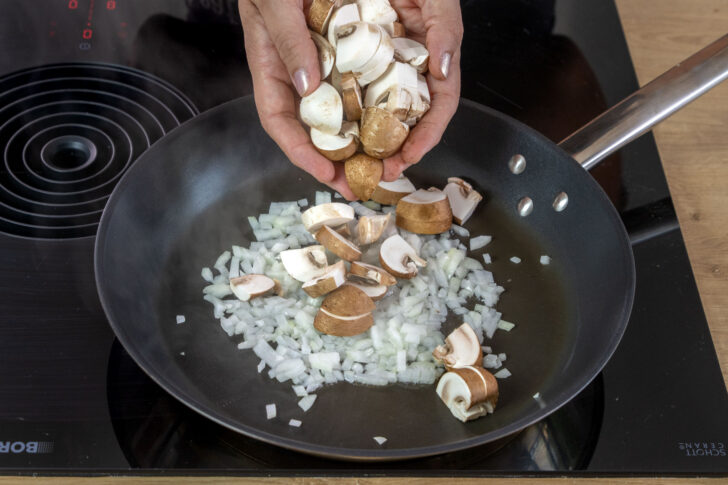 Zwiebel und Champignons anbraten
