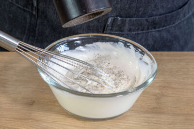 Schmand für das vegetarische Handbrotwürzen