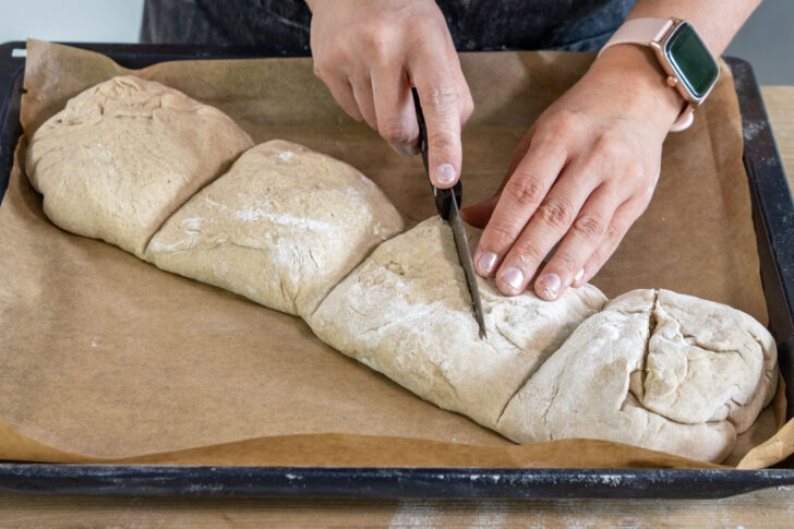 vegetarische Handbrote einschneiden