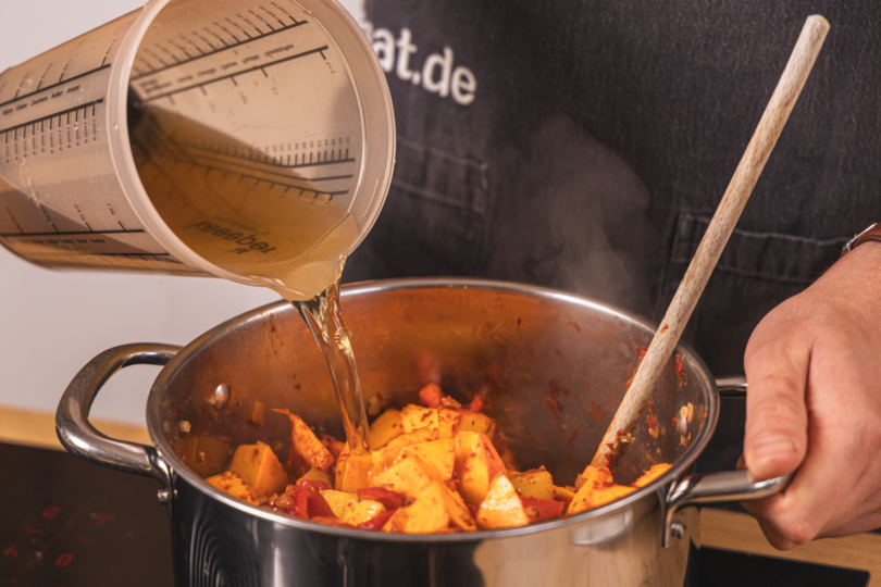 Brühe dazu gießen