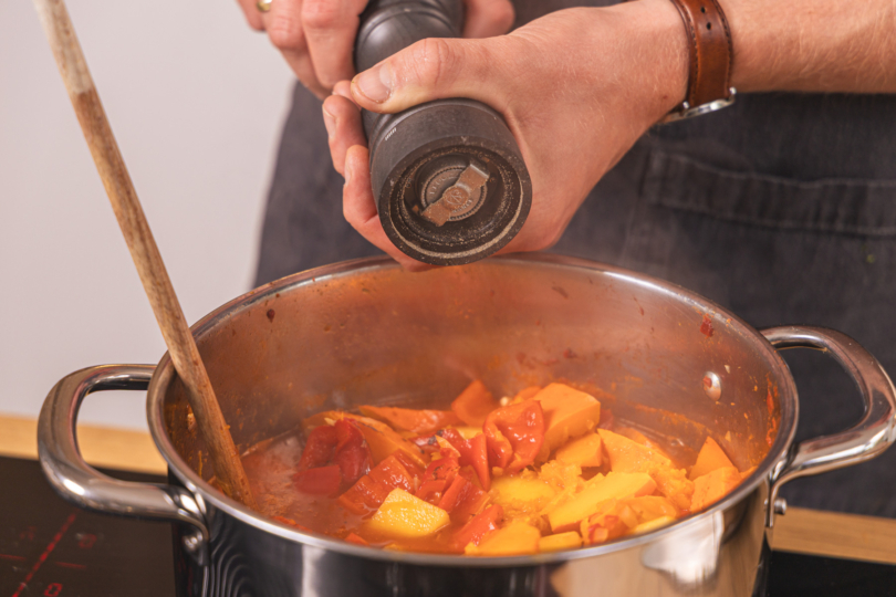 Vegetarisches Kürbisgulasch würzen