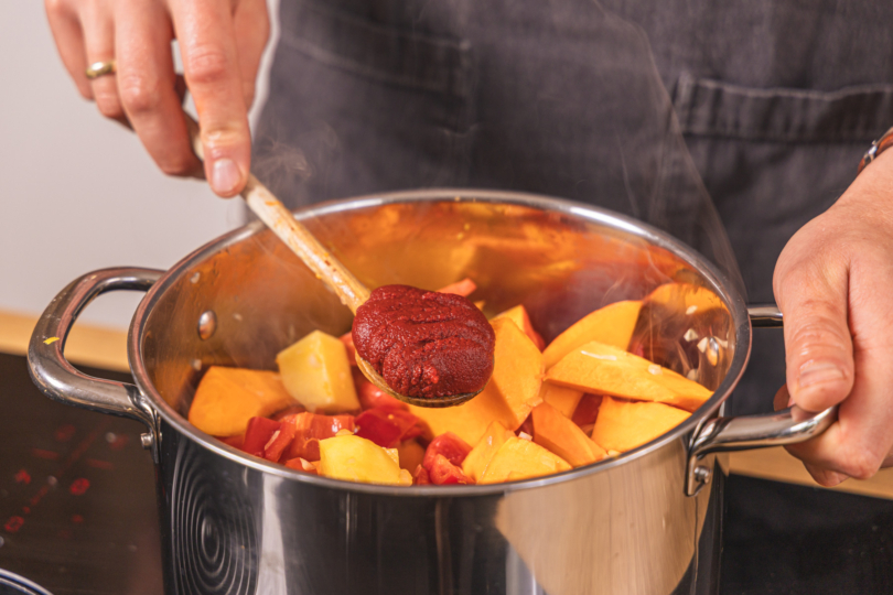 Tomatenmark dazugeben