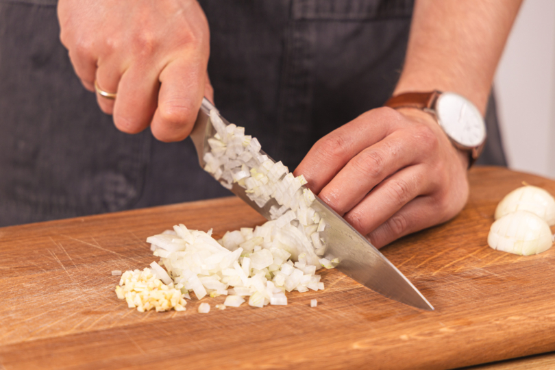 Zwiebeln würfeln