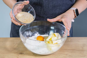 Rohrzucker in die Schüssel mit den restlichen Zutaten geben