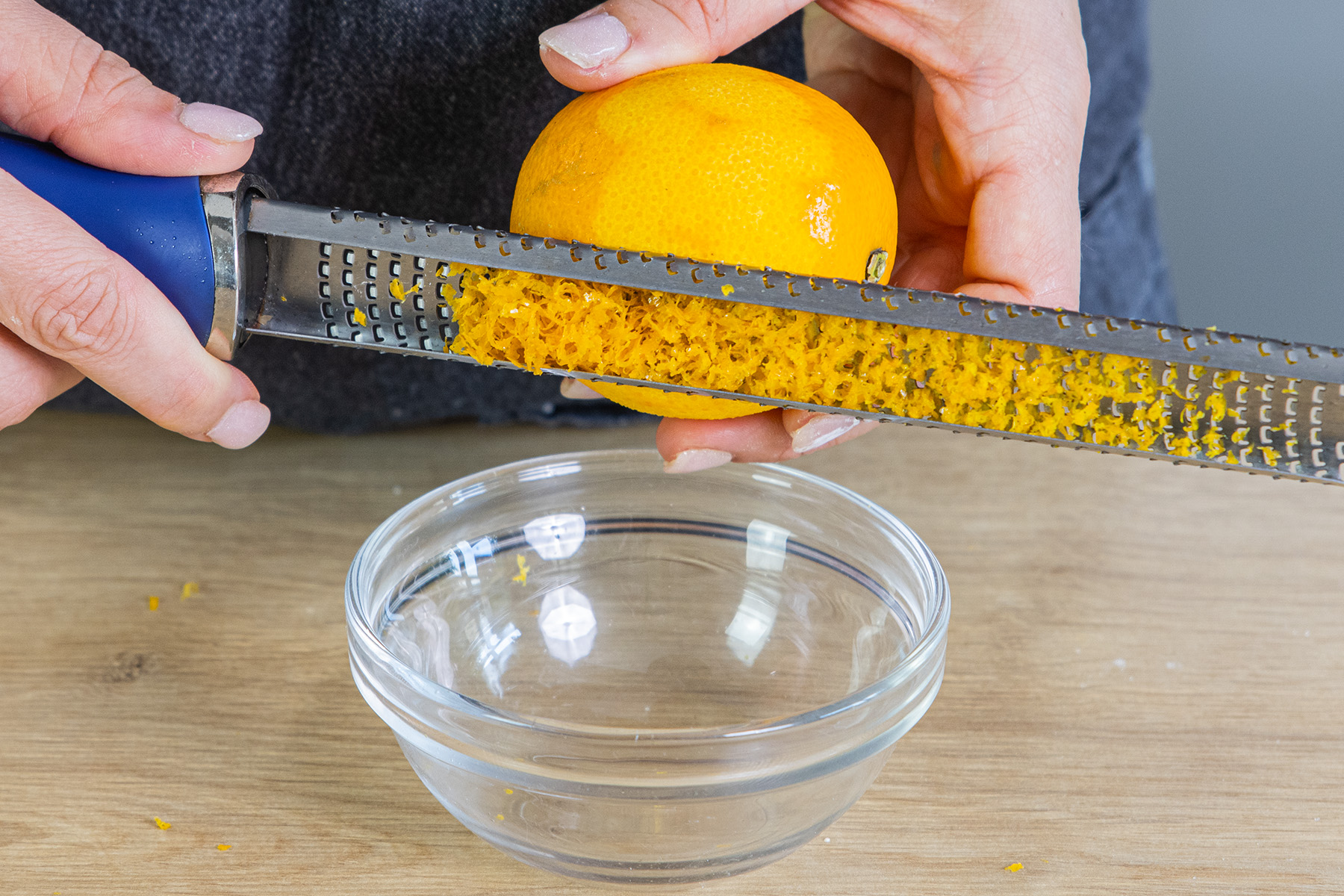 Schale einer Orange abreiben