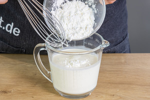 Mehl mit Milch vermischen