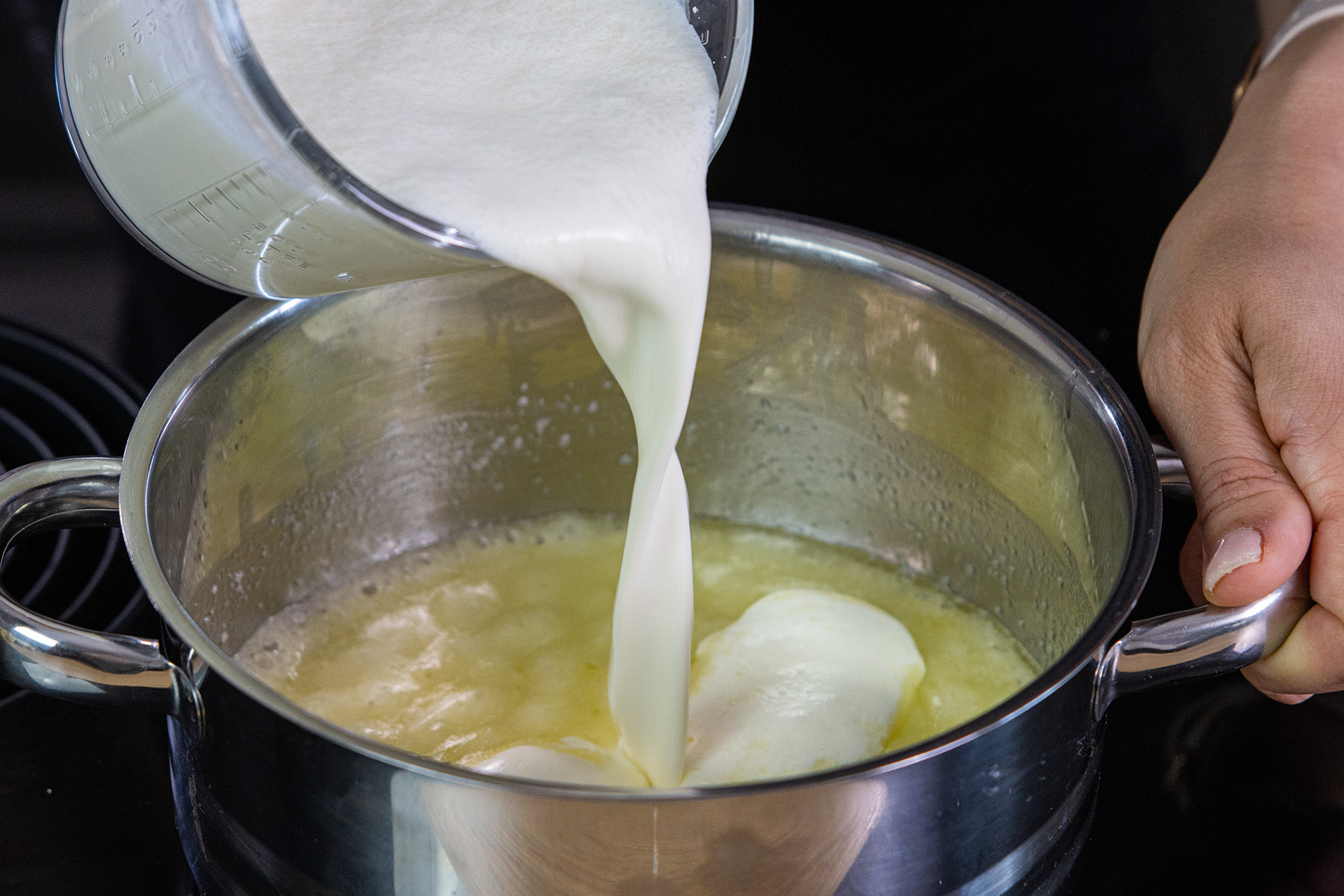 Mehl-Milch in einen Topf mit Butter geben