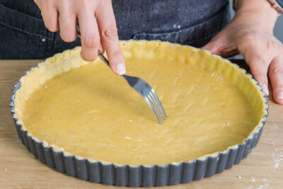 Tarte-Teig mit einer Gabel einstechen