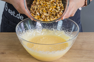 Walnussmischung zum Pudding geben