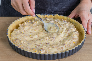 Wallnuss-Pudding-Masse in der Tarte-Form verteilen