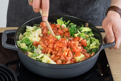 Tomaten und Wirsing zum Hackfleisch geben