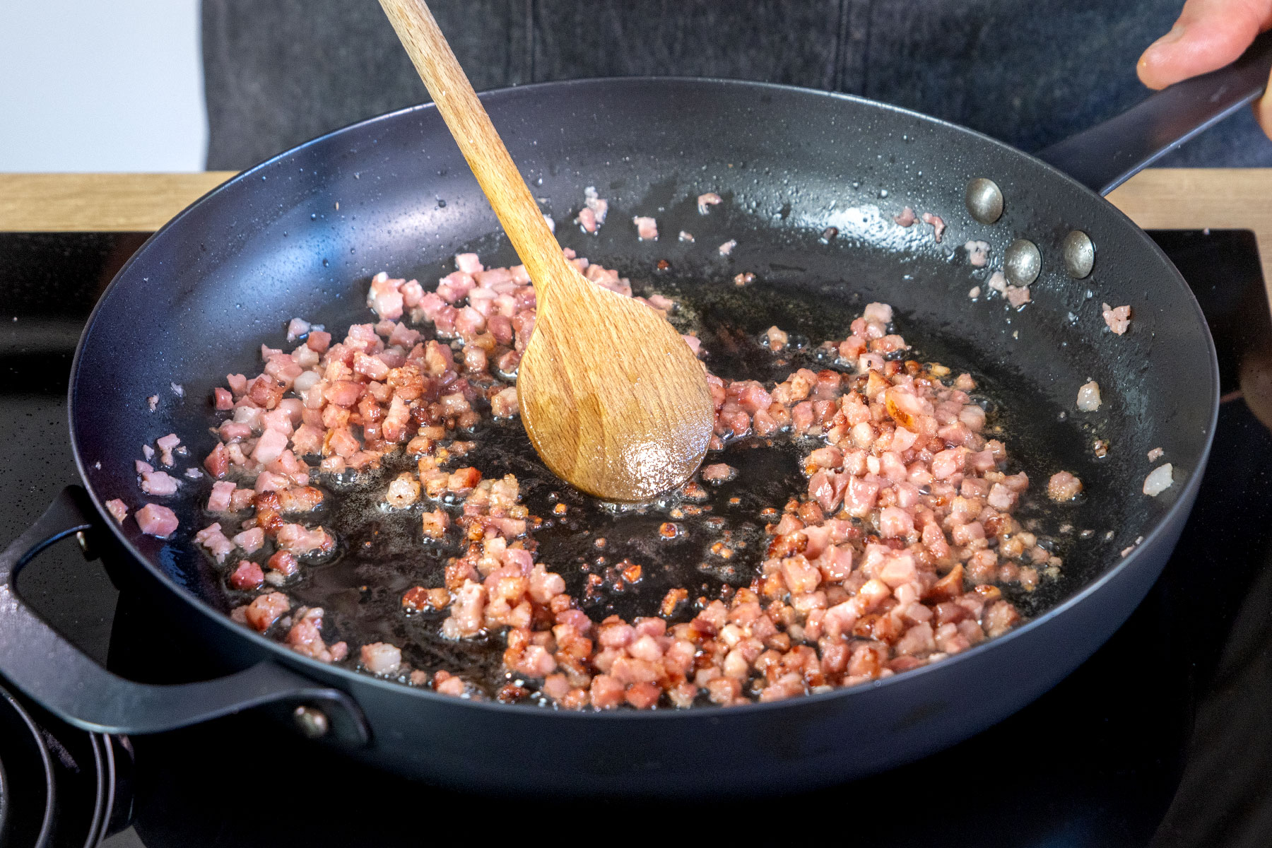Schinkenspeck für das Wirsinggemüse in Butter anbraten
