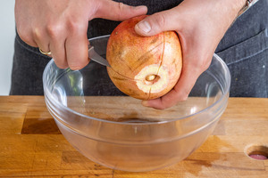 Granatapfel einschneiden