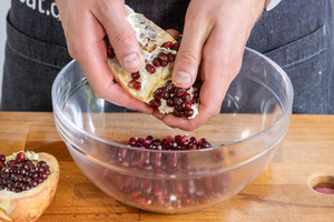 Granatapfelkerne aus der Frucht lösen