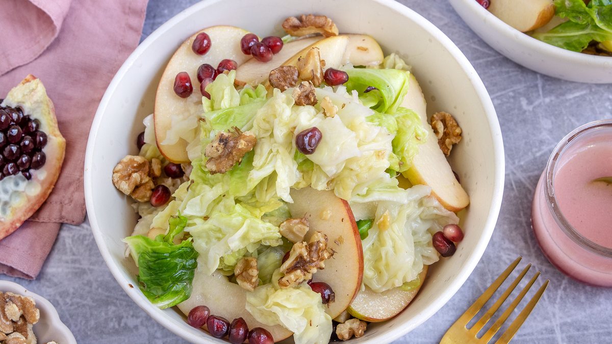Wirsingsalat mit Walnüssen | Rezept - eat.de