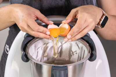Zutaten für den Teig in den Thermomix® geben