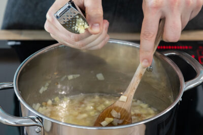 Knoblauch zum Schweinefett pressen