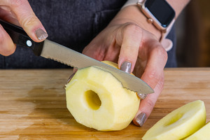 Äpfel in Scheiben schneiden