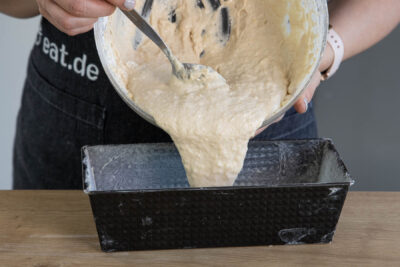 Teig für das Bananenbrot in die Form füllen
