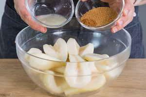 Zitronensaft und braunen Zucker zu den Birnen geben
