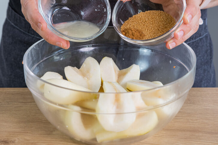 Zitronensaft und braunen Zucker zu den Birnen geben