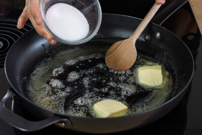 Feinzucker in die Pfanne geben
