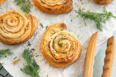Blätterteig-Röllchen mit Lachs