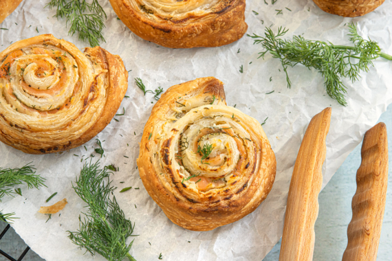 Blätterteig-Röllchen mit Lachs | Rezept - eat.de