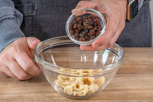 Rosinen und Marzipan vermengen