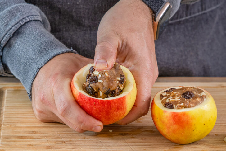 Füllung für klassischen Bratapfel in den Apfel hinein drücken
