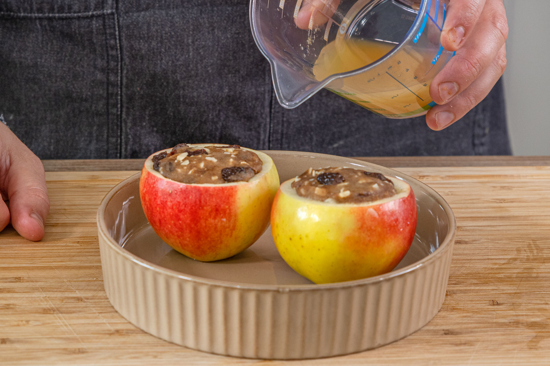 Apfelsaft zum klassischen Bratapfel gießen