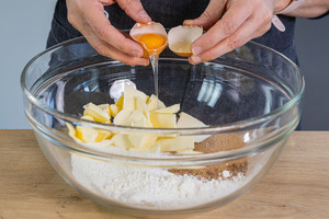 Eier in die Schüssel mit Butter, Mehl und braunen Zucker geben