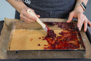 Preiselbeermarmelade auf dem Teig verteilen