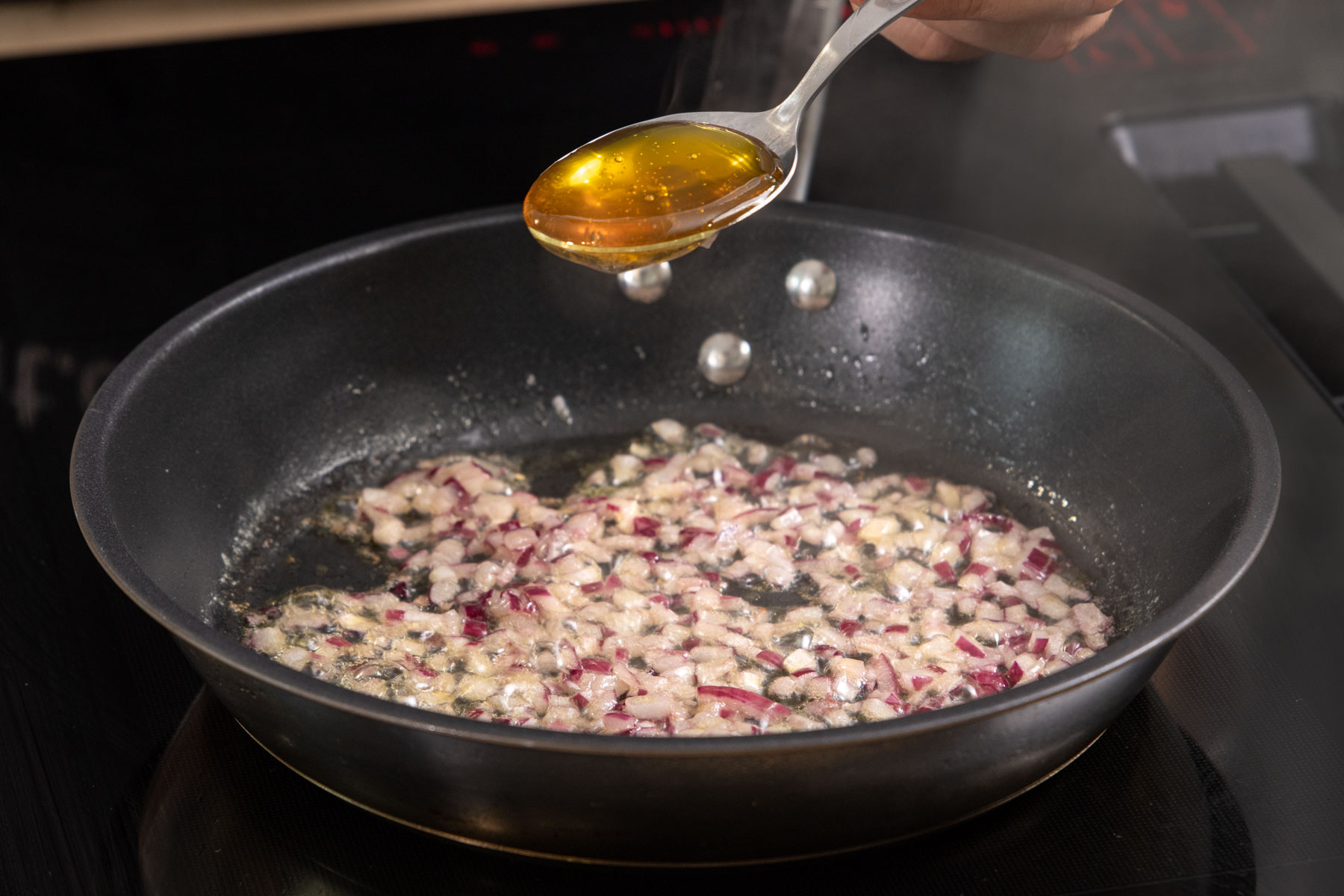 Zwiebeln mit Honig dünsten