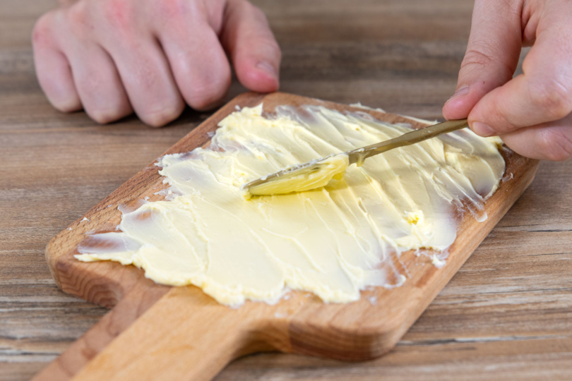 Butter auf Brett verteilen