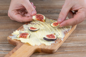 Feigen auf Butter Board verteilen