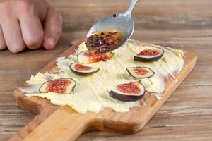 Zwiebeln darübergeben