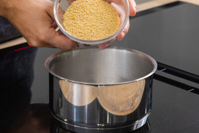 Couscous in einem Topf zubereiten