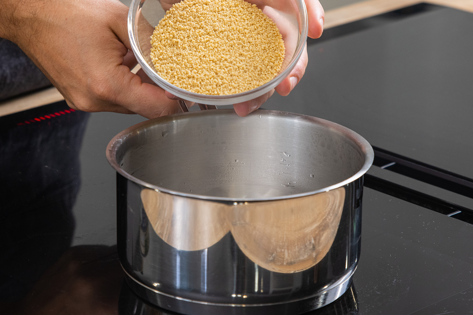 Couscous in einem Topf zubereiten