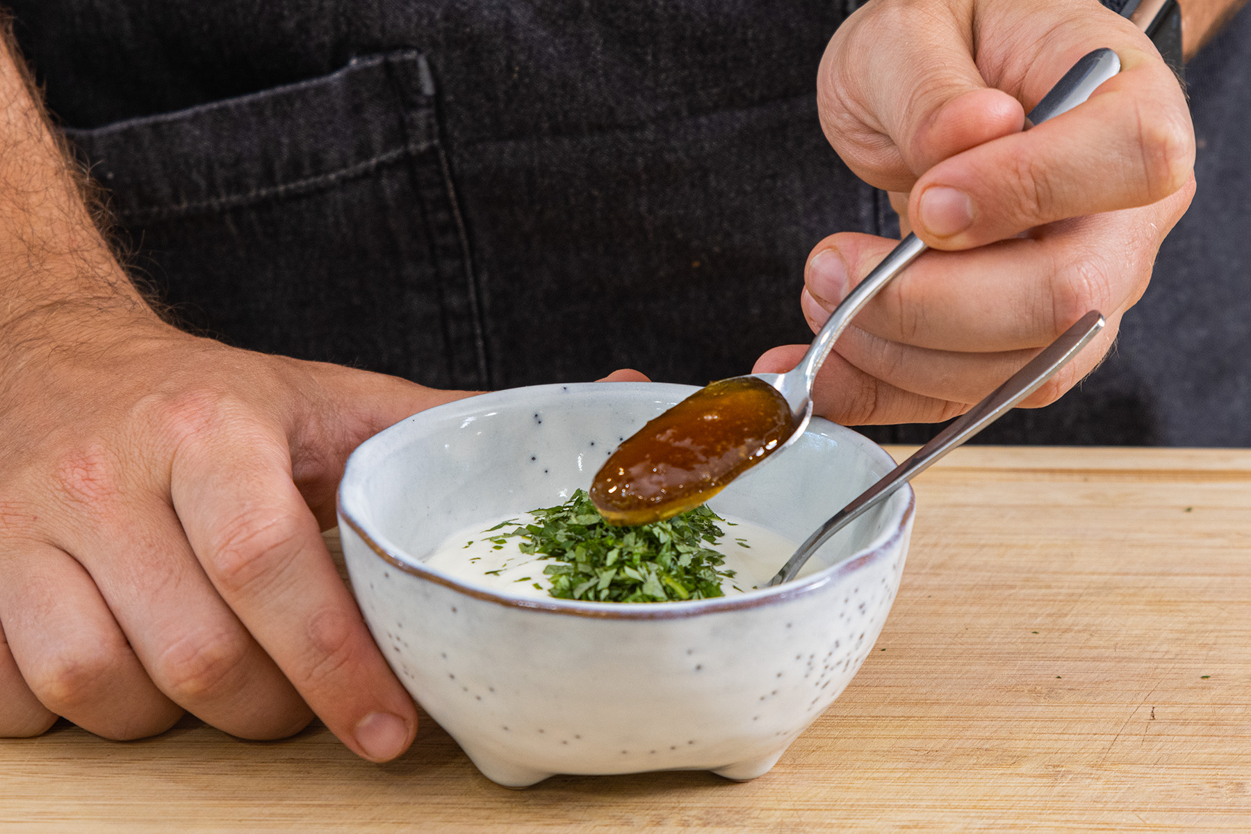 Honig in den Joghurt geben