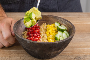 Avocado in die Schüssel geben