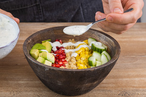 Joghurt über die Couscous-Bowl geben