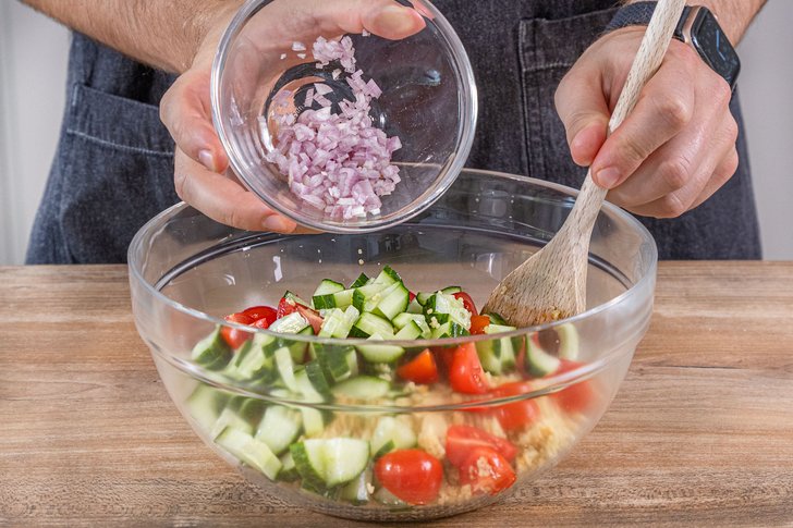 Zwiebelwürfel dazugeben