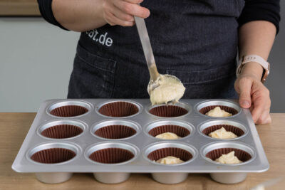 Muffinförmchen befüllen