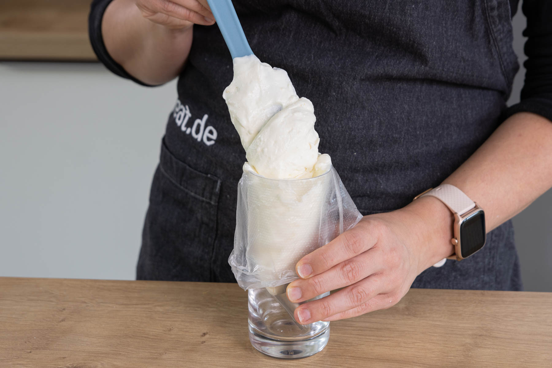 Creme in einen Spritzbeutel füllen