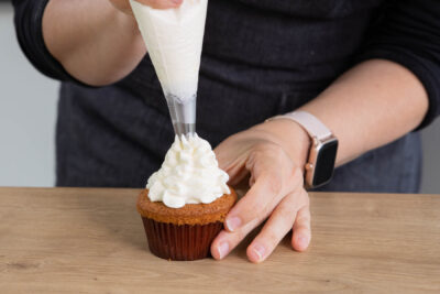 Cupcakes mit der Creme dekorieren