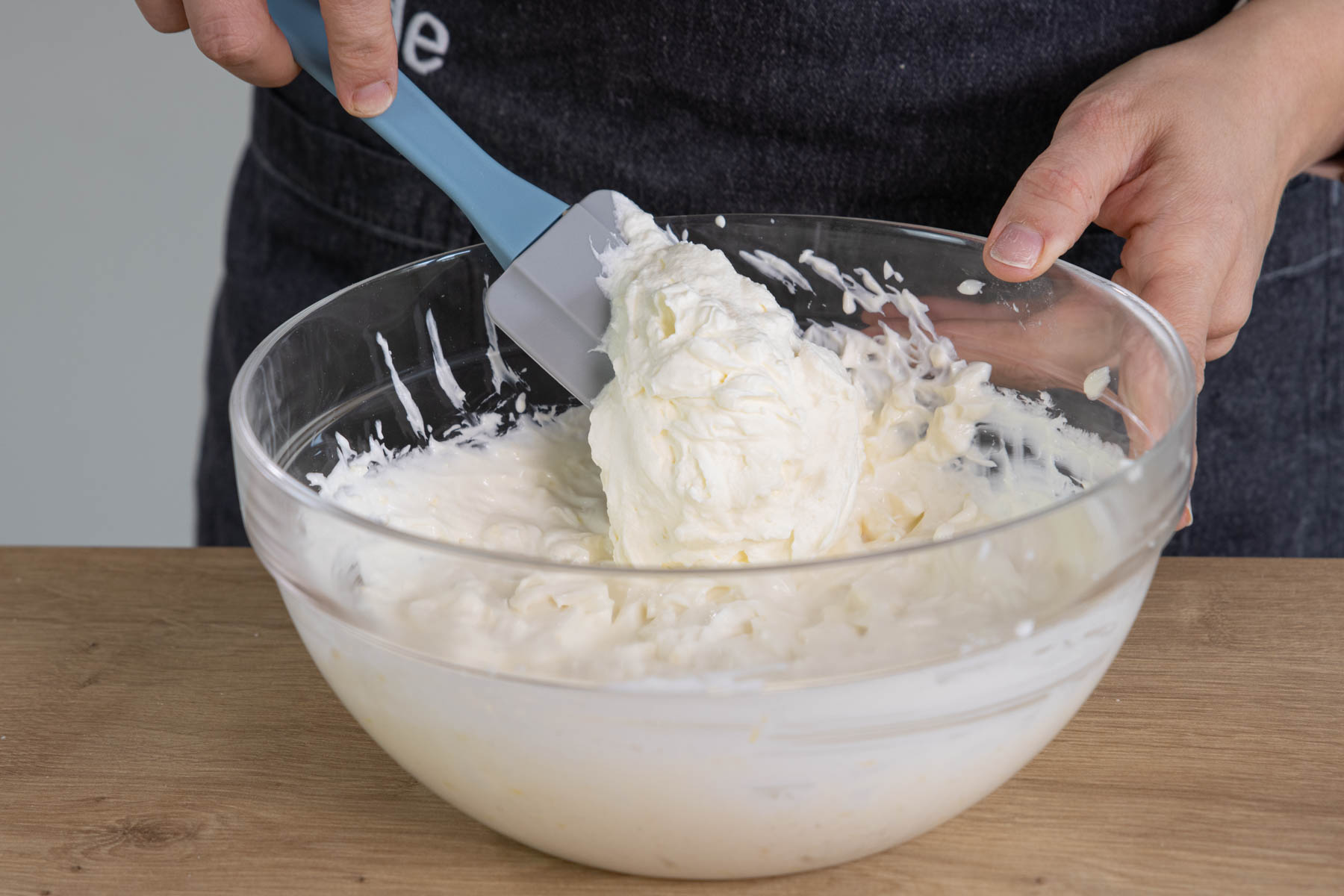 Sahne unter die Quarkcreme heben