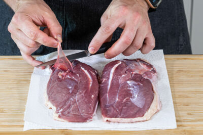 Sehnen vom Fleisch schneiden