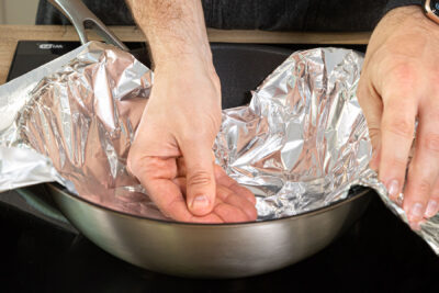 Wok mit Alufolie auslegen